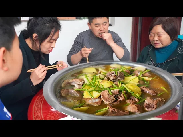【超小厨】4斤排骨,做“土豆排骨汤锅”,全家吃肉吃到饱,又是被洗脑的一天!